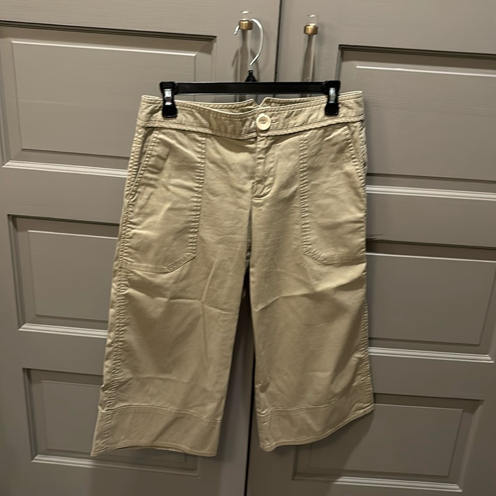 Khaki cropped pants
